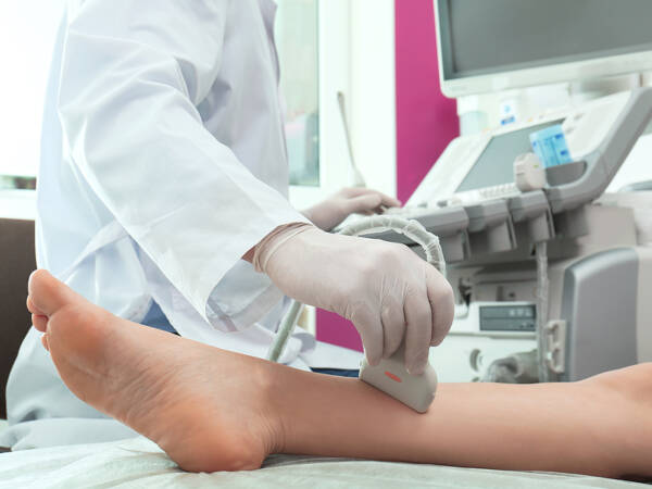 Caldo e gambe gonfie: la parola allo specialista